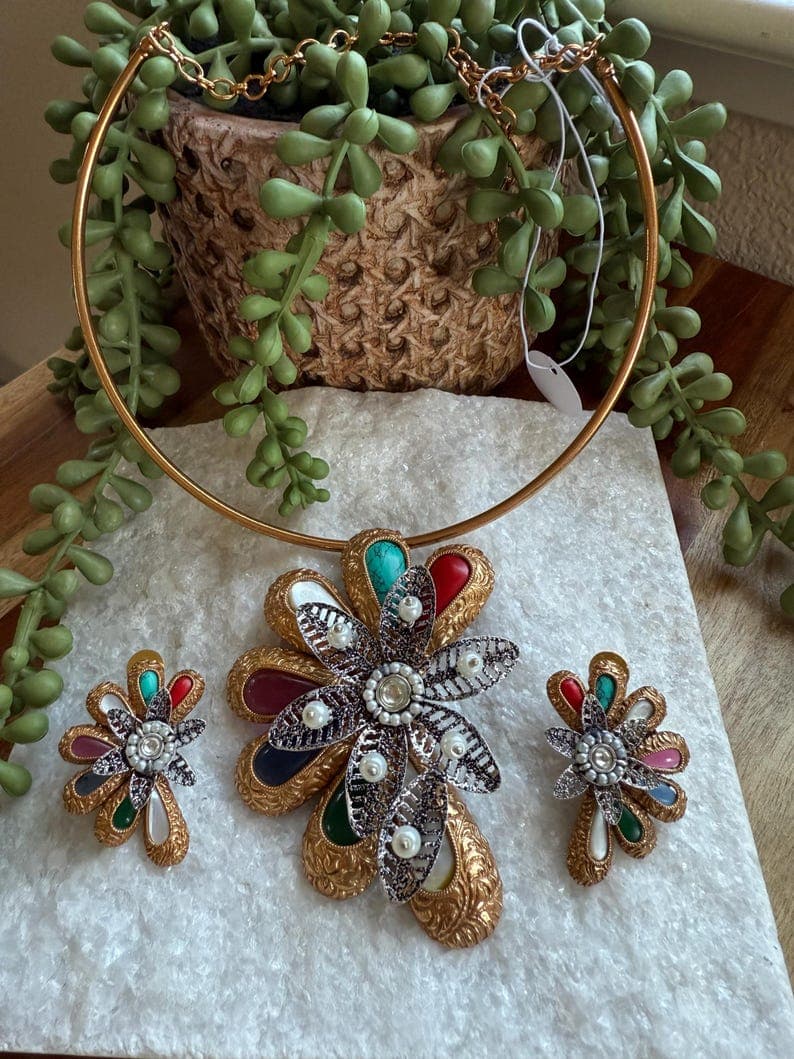 Statement Flower Pendant Hasli Necklace Set