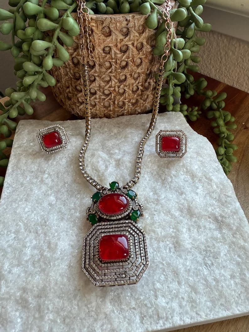 Red and Green Crystal Doublet Necklace Set - Image 1